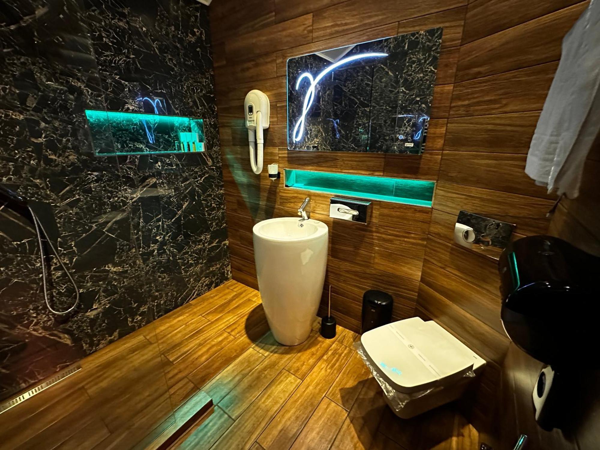 The Residence Central Jacuzzi Boutique (Adults Only) Cluj-Napoca Eksteriør bilde