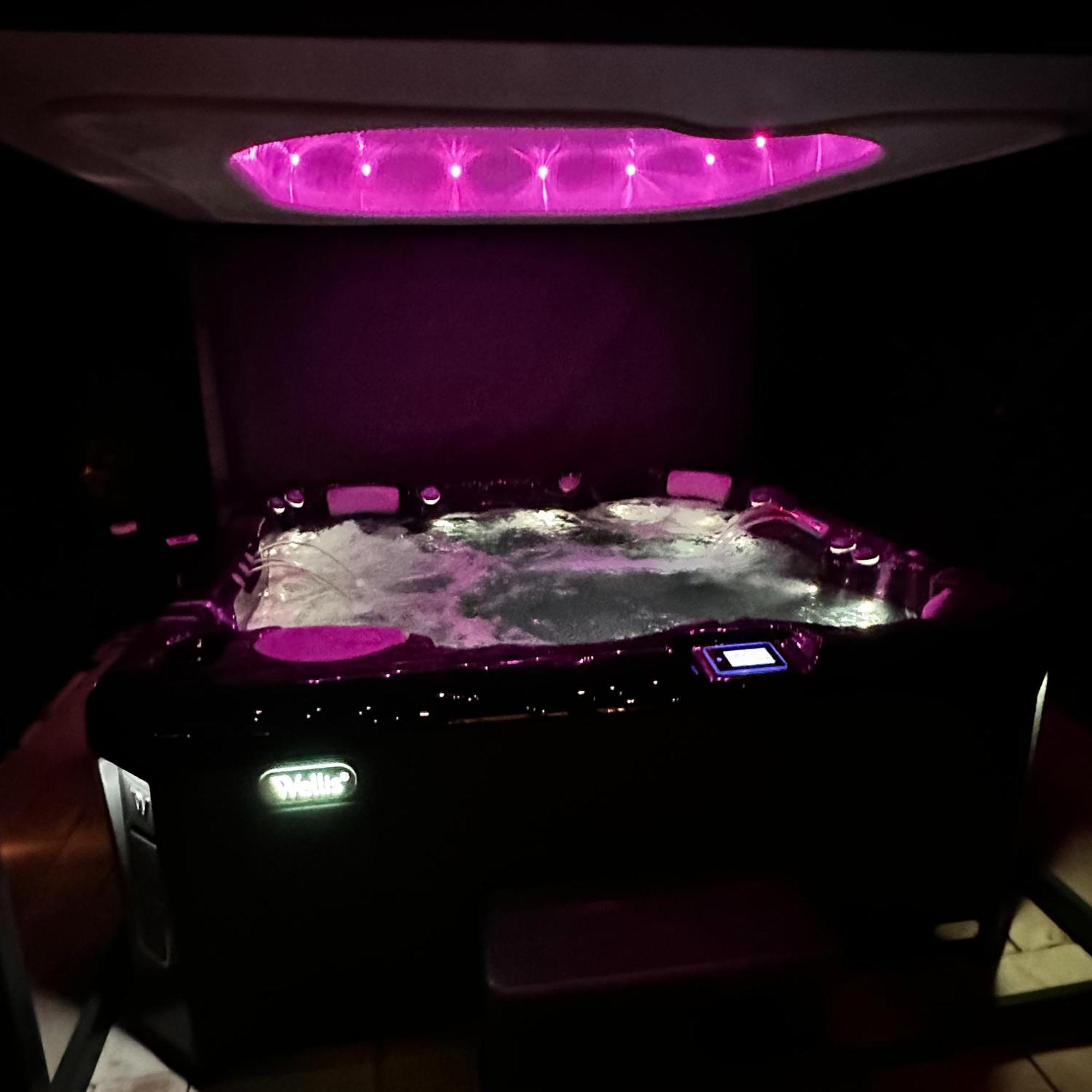 The Residence Central Jacuzzi Boutique (Adults Only) Cluj-Napoca Eksteriør bilde